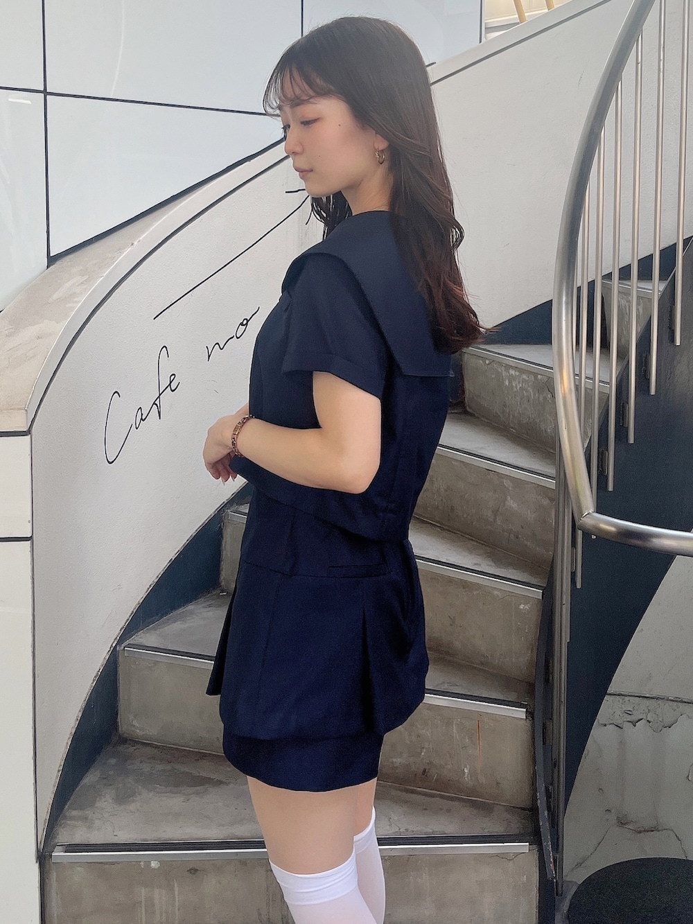 シルバー系のローファー、ブルー系のテーラードジャケット、ブルー系のその他パンツを着用したレディースの春コーディネートの6枚目の写真