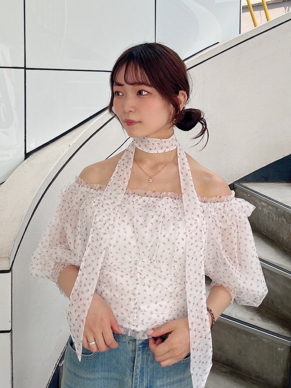 ピンク系のシャツ/ブラウス、ブルー系のデニムパンツ、ホワイト系のサンダルを着用したレディースの夏コーディネートの5枚目の写真