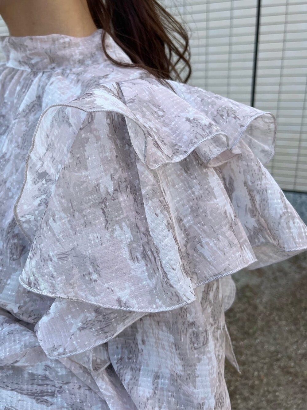 ベージュ系のスカート、ベージュ系のブーツ、ベージュ系のシャツ/ブラウスを着用したレディースの秋コーディネートの10枚目の写真