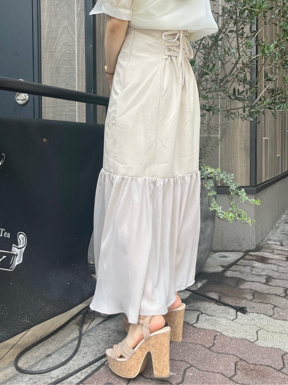 ベージュ系のサンダル、ホワイト系のシャツ/ブラウス、ホワイト系のスカートを着用したレディースの夏コーディネートの9枚目の写真