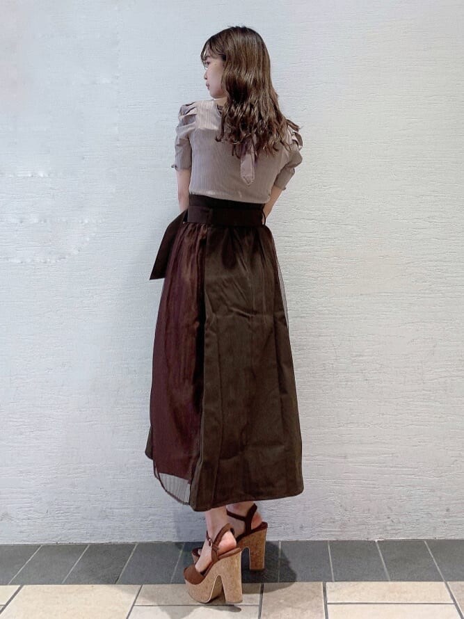 ブラウン系のサンダル、ブラウン系のスカート、ベージュ系のTシャツ/カットソーを着用したレディースの夏コーディネートの4枚目の写真