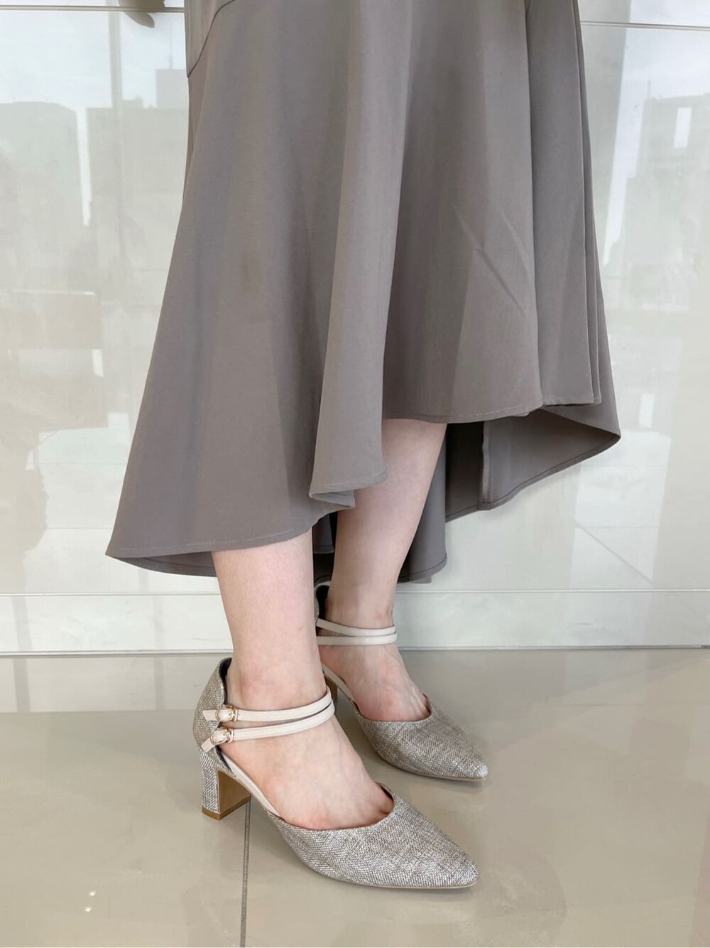 ベージュ系のスカート、ホワイト系のTシャツ/カットソーを着用したレディースの夏コーディネートの9枚目の写真