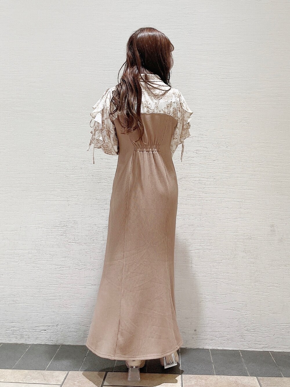 ベージュ系のワンピース、ベージュ系のブーツを着用したレディースの冬コーディネートの4枚目の写真