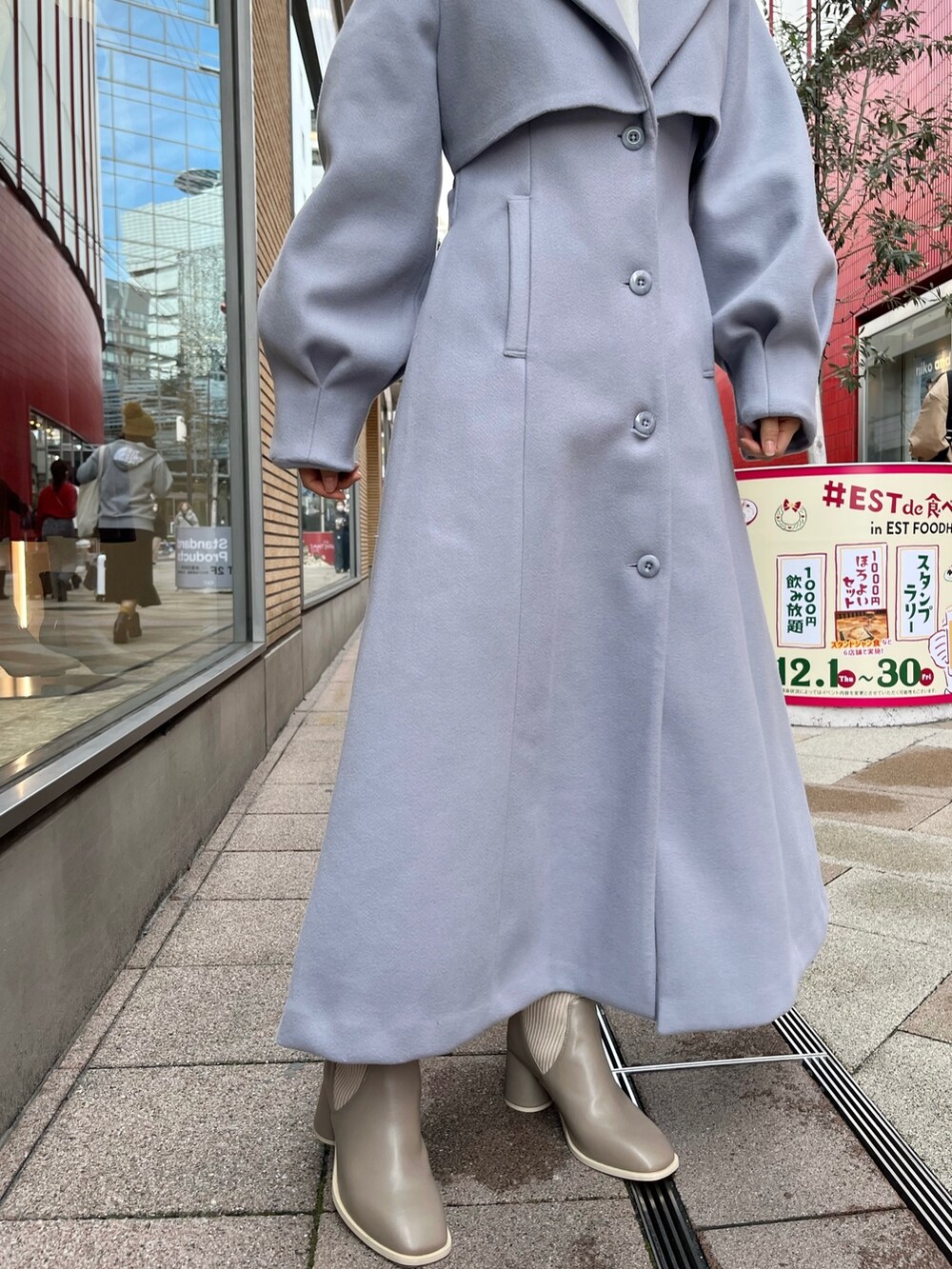 グレー系のニット/セーター、グレー系のスカート、ブルー系のその他アウターを着用したレディースの冬コーディネートの9枚目の写真