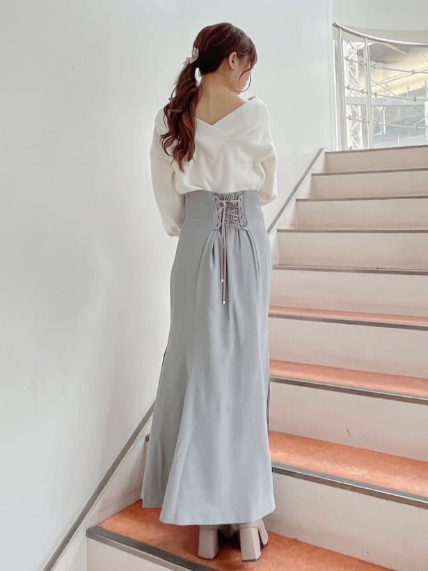 ベージュ系のブーツ、グレー系のスカート、ホワイト系のニット/セーターを着用したレディースの秋コーディネートの4枚目の写真