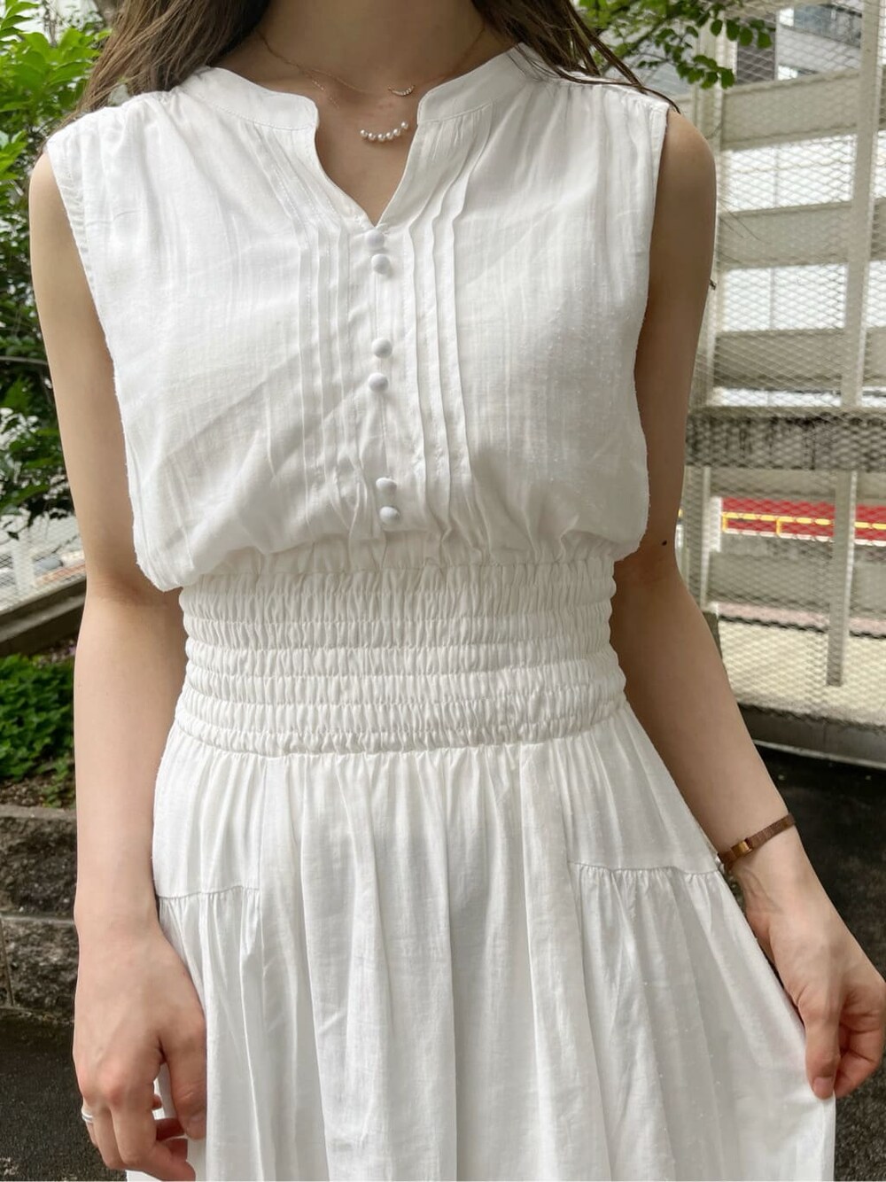 ホワイト系のワンピース、ベージュ系のサンダル、ホワイト系のカーディガン/ボレロを着用したレディースの春コーディネートの9枚目の写真