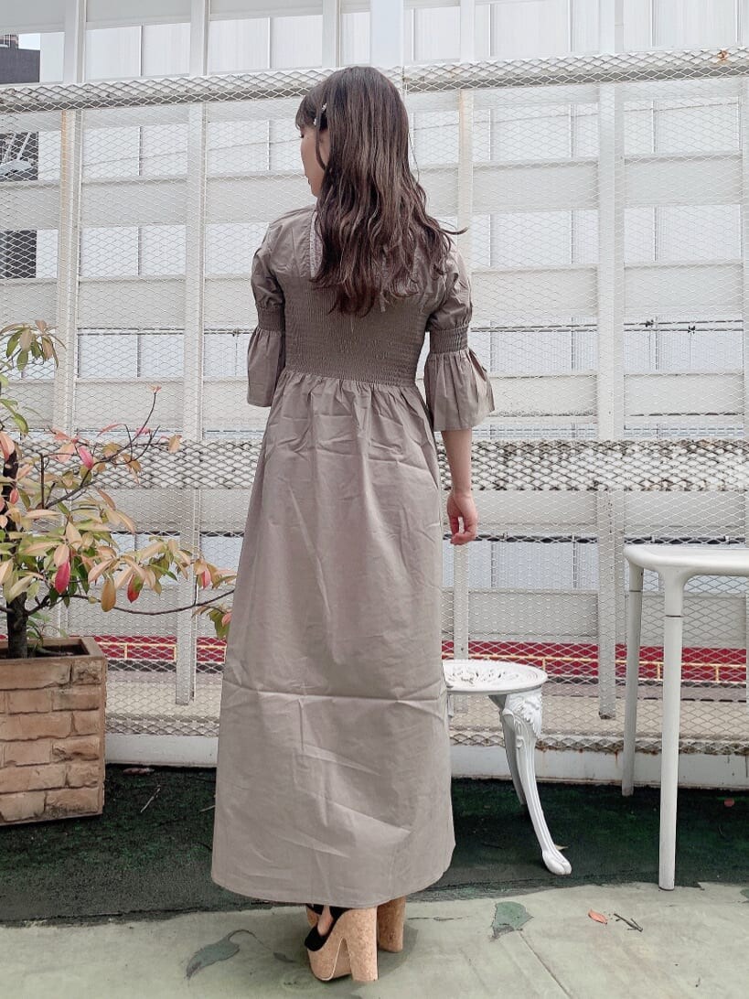 ブラック系のサンダル、ベージュ系のワンピースを着用したレディースの夏コーディネートの4枚目の写真