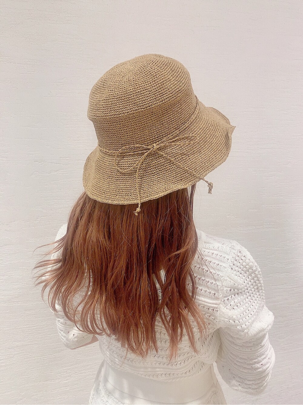 その他のサンダル、ホワイト系のワンピース、ブラウン系のハットを着用したレディースの春コーディネートの10枚目の写真