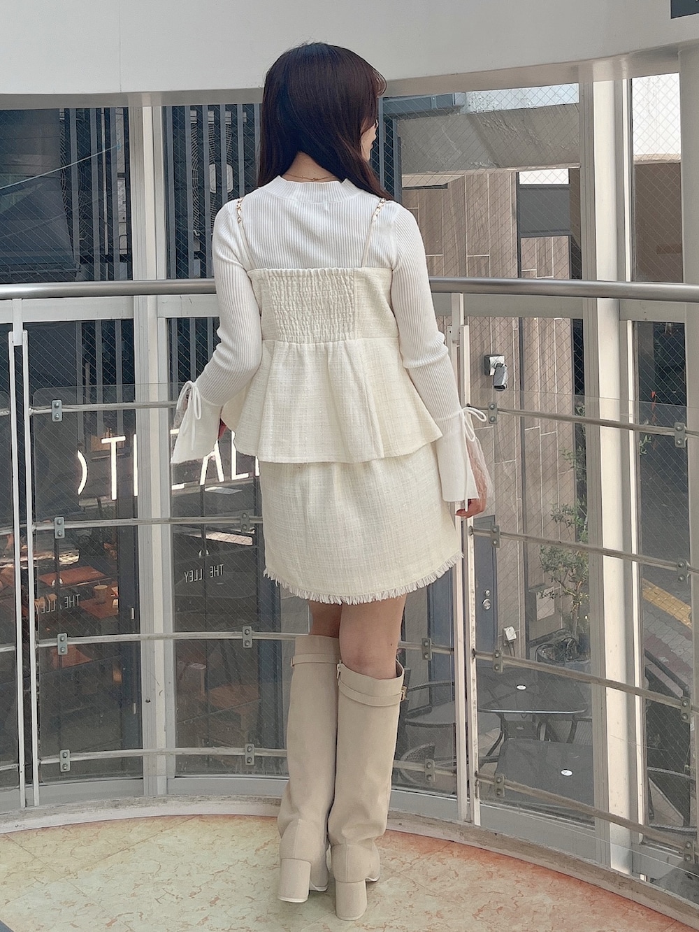 ホワイト系のニット/セーター、ホワイト系のタンクトップ、ホワイト系のスカートを着用したレディースの秋コーディネートの3枚目の写真