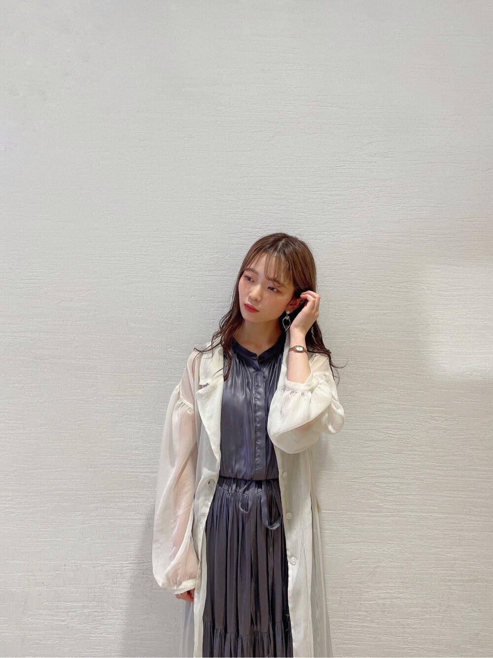 パープル系のワンピース、ホワイト系のサンダル、ホワイト系のシャツ/ブラウスを着用したレディースの春コーディネートの6枚目の写真