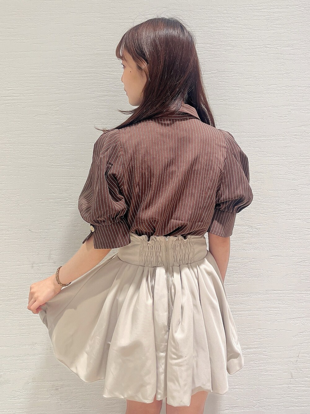 ブラウン系のシャツ/ブラウス、ベージュ系のスカート、ホワイト系のサンダルを着用したレディースの夏コーディネートの7枚目の写真