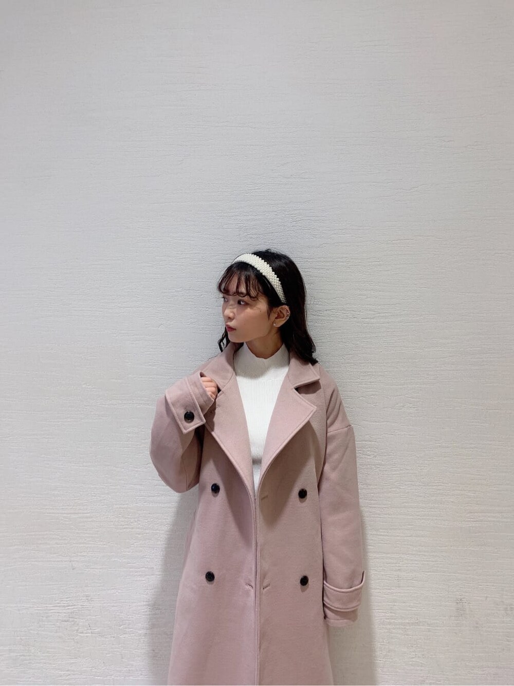 ピンク系のその他アウター、ブラウン系のブーツ、ベージュ系のスカートを着用したレディースの秋コーディネートの5枚目の写真