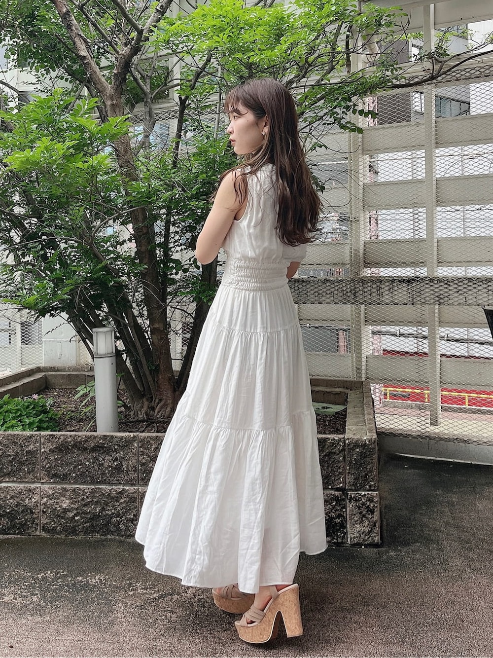 ホワイト系のワンピース、ベージュ系のサンダル、ホワイト系のカーディガン/ボレロを着用したレディースの春コーディネートの6枚目の写真