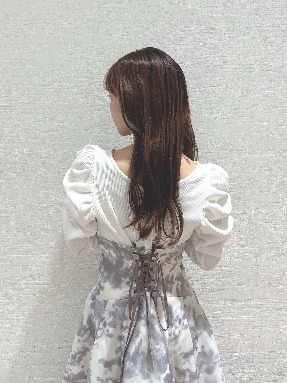 ホワイト系のワンピース、ホワイト系のブーツを着用したレディースの秋コーディネートの8枚目の写真