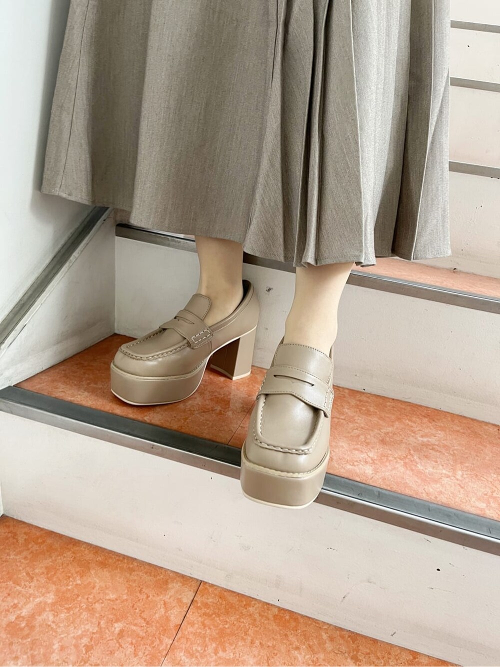 ホワイト系のシャツ/ブラウス、ベージュ系のローファー、ベージュ系のスカートを着用したレディースの冬コーディネートの10枚目の写真