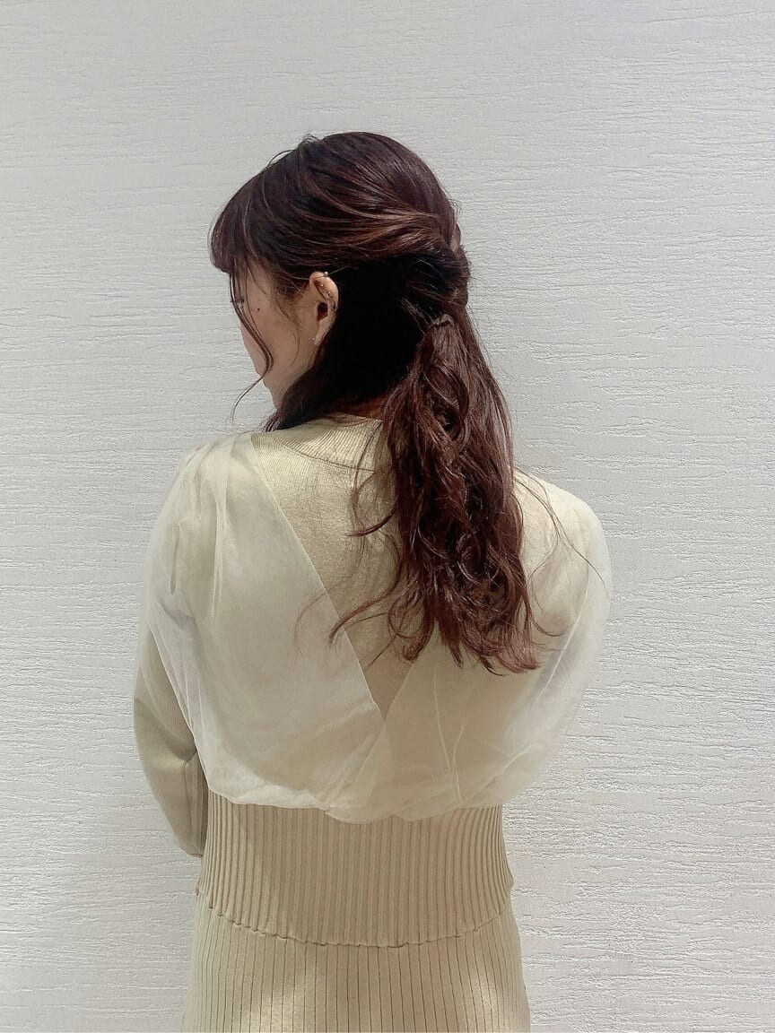 ホワイト系のその他アウター、ベージュ系のブーツ、ベージュ系のワンピースを着用したレディースの冬コーディネートの9枚目の写真