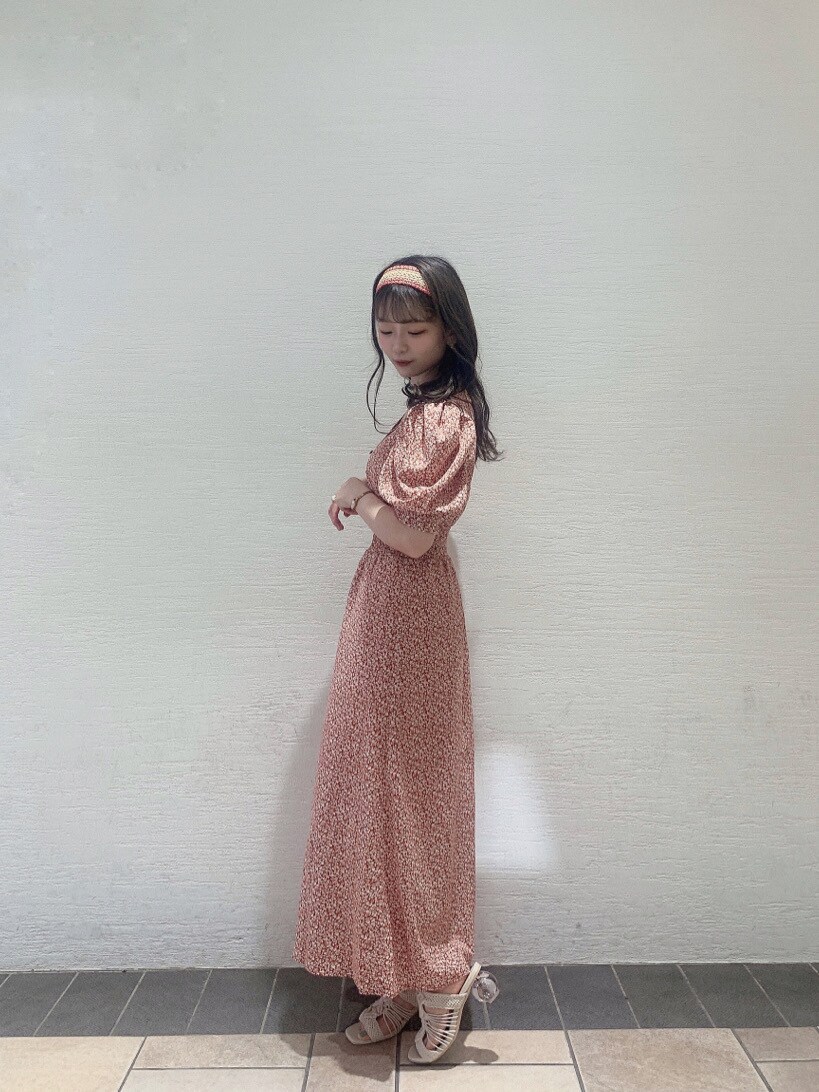 ホワイト系のサンダル、レッド系のワンピース、レッド系のカチューシャを着用したレディースの夏コーディネートの3枚目の写真