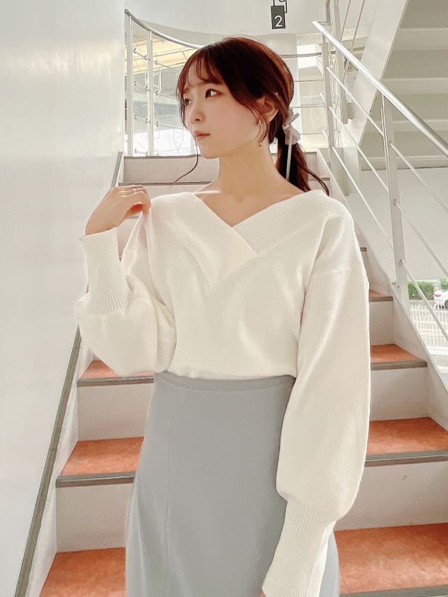 ベージュ系のブーツ、グレー系のスカート、ホワイト系のニット/セーターを着用したレディースの秋コーディネートの5枚目の写真