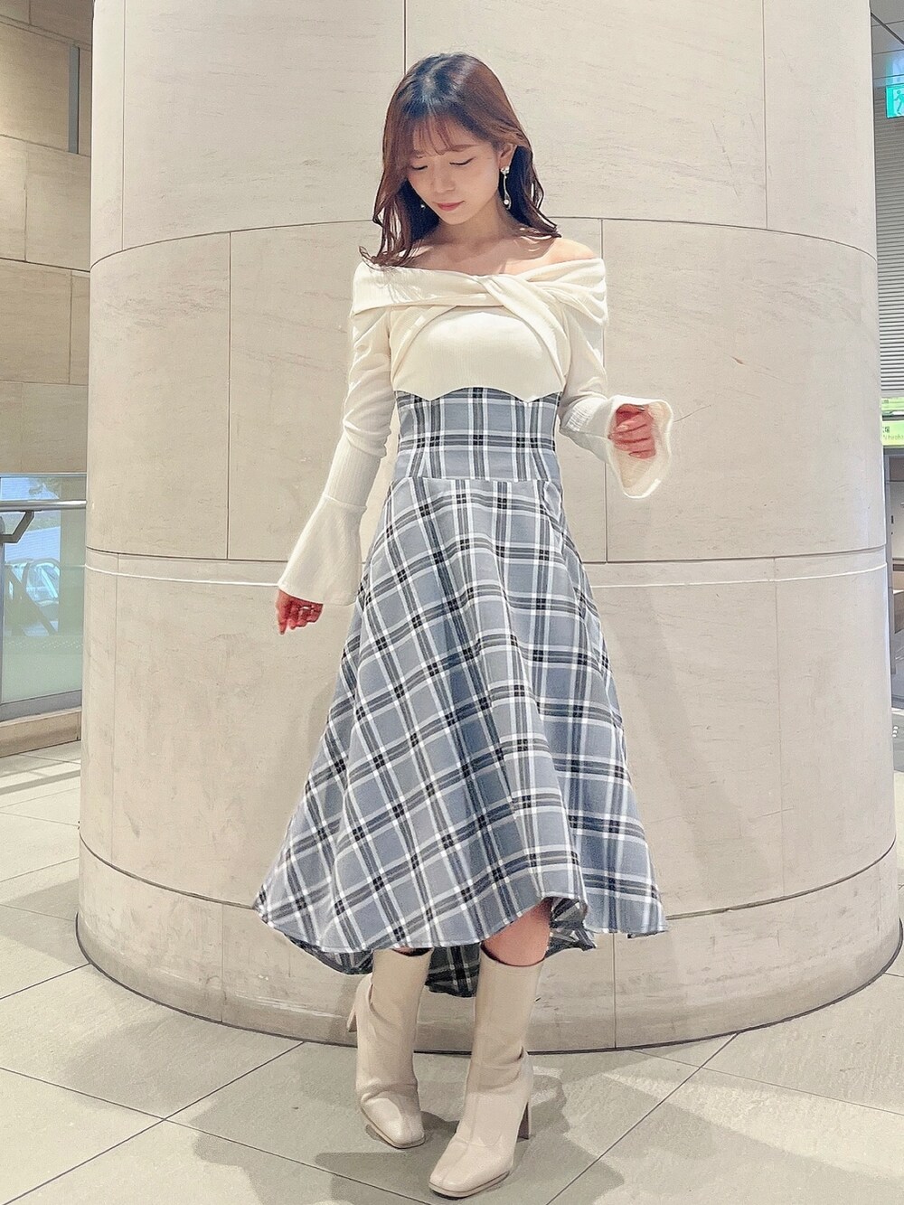 ホワイト系のワンピース、ホワイト系のブーツを着用したレディースの秋コーディネートの3枚目の写真