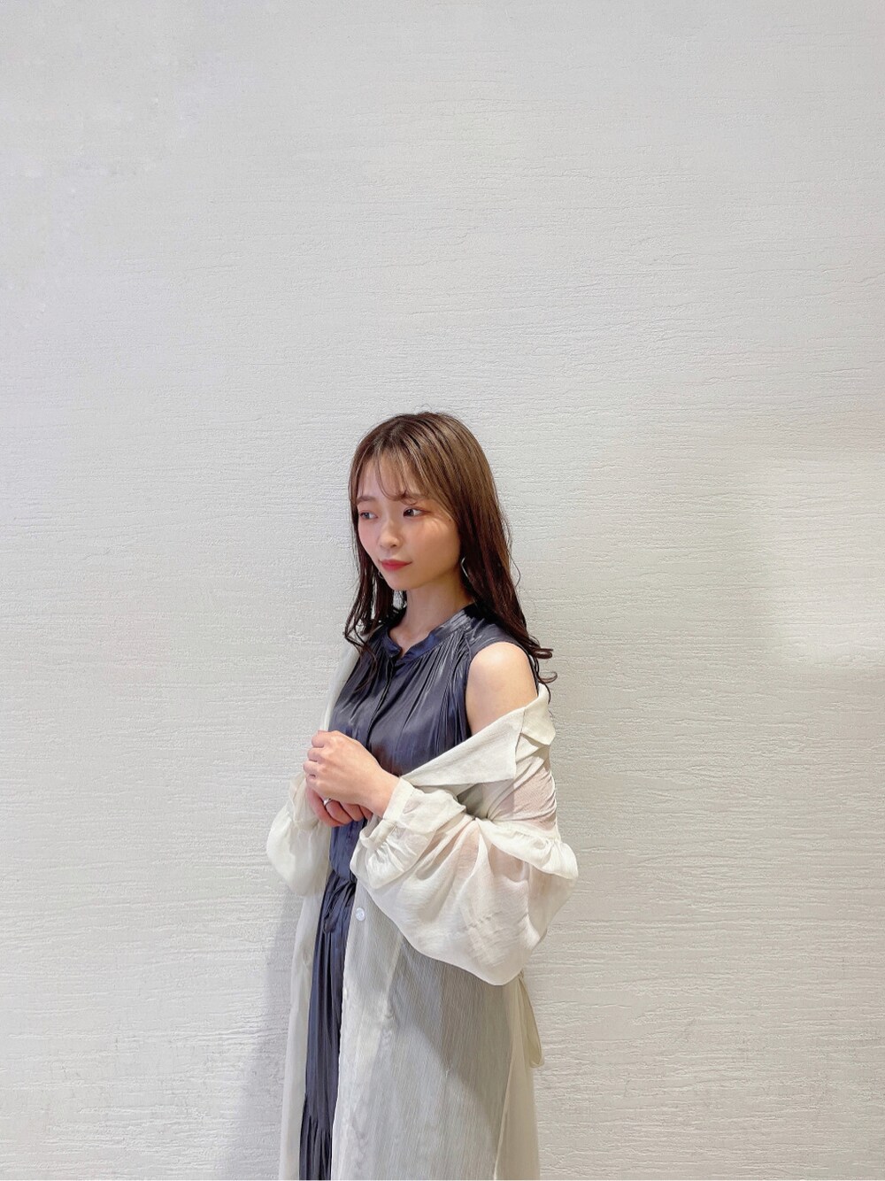 パープル系のワンピース、ホワイト系のサンダル、ホワイト系のシャツ/ブラウスを着用したレディースの春コーディネートの9枚目の写真