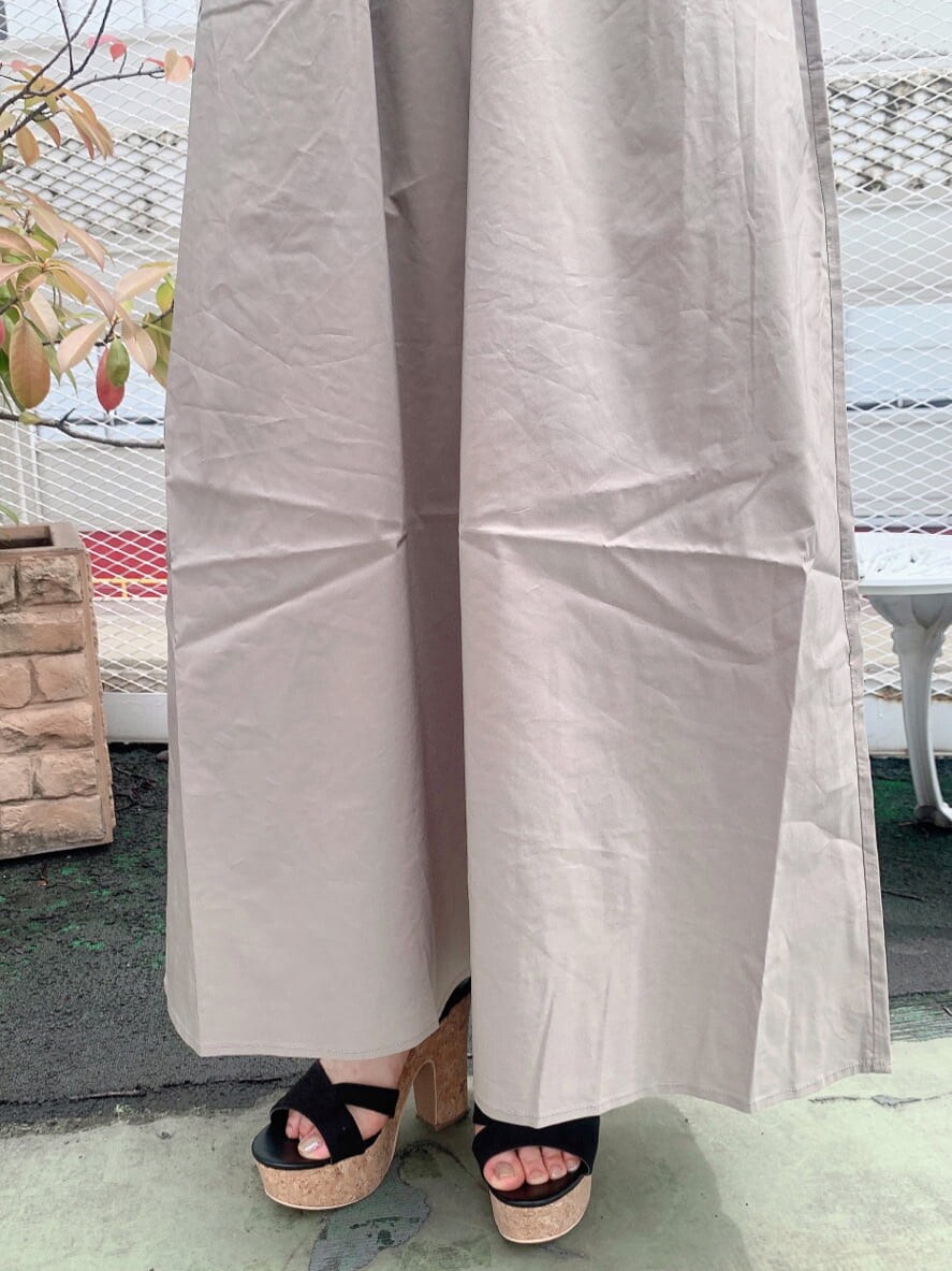 ブラック系のサンダル、ベージュ系のワンピースを着用したレディースの夏コーディネートの8枚目の写真