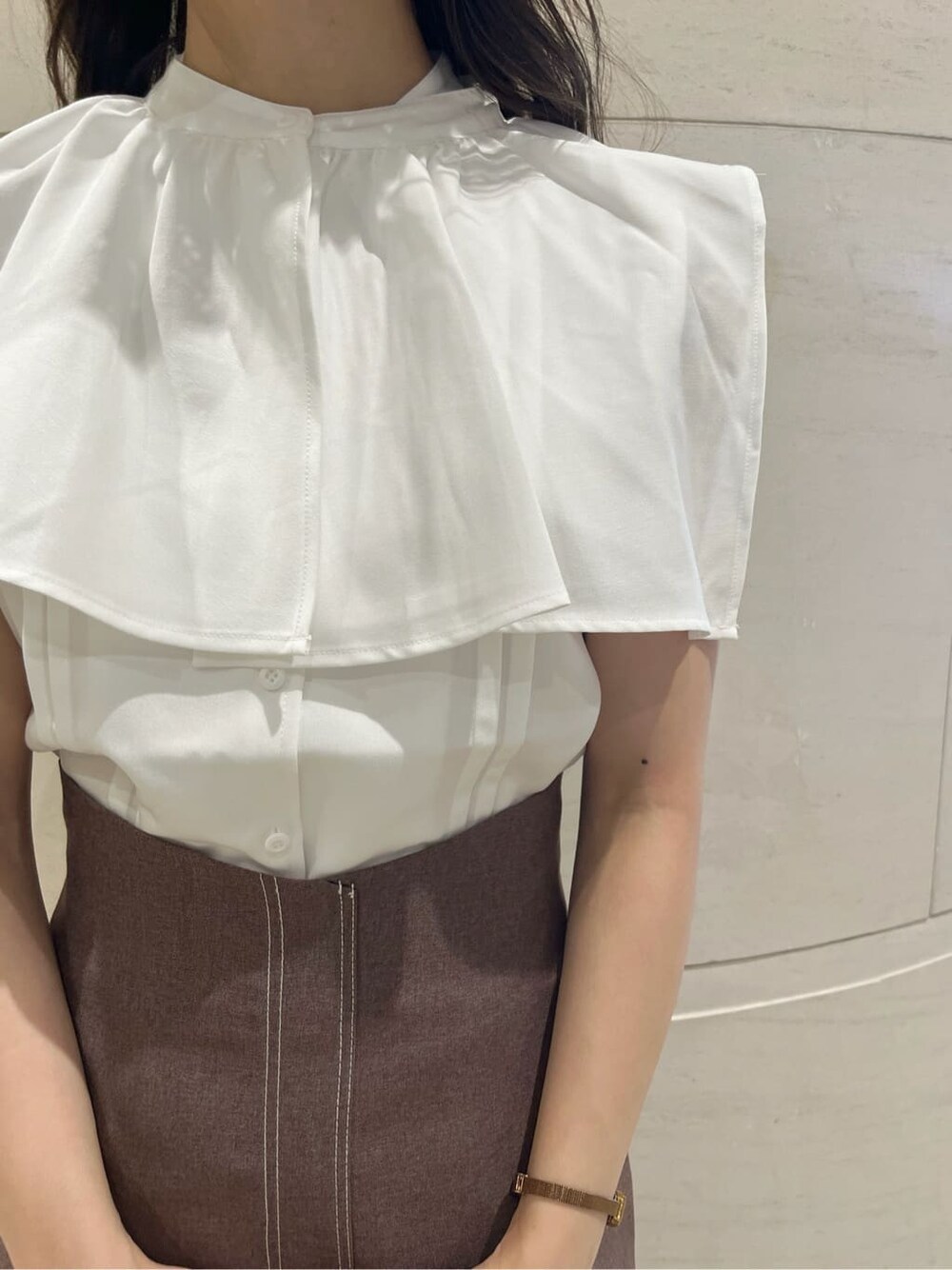 ベージュ系のサンダル、ホワイト系のシャツ/ブラウス、ブラウン系のスカートを着用したレディースの夏コーディネートの6枚目の写真