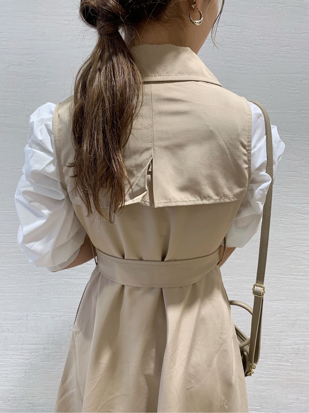 ベージュ系のワンピース、ベージュ系のブーツ、ホワイト系のニット/セーターを着用したレディースの秋コーディネートの6枚目の写真