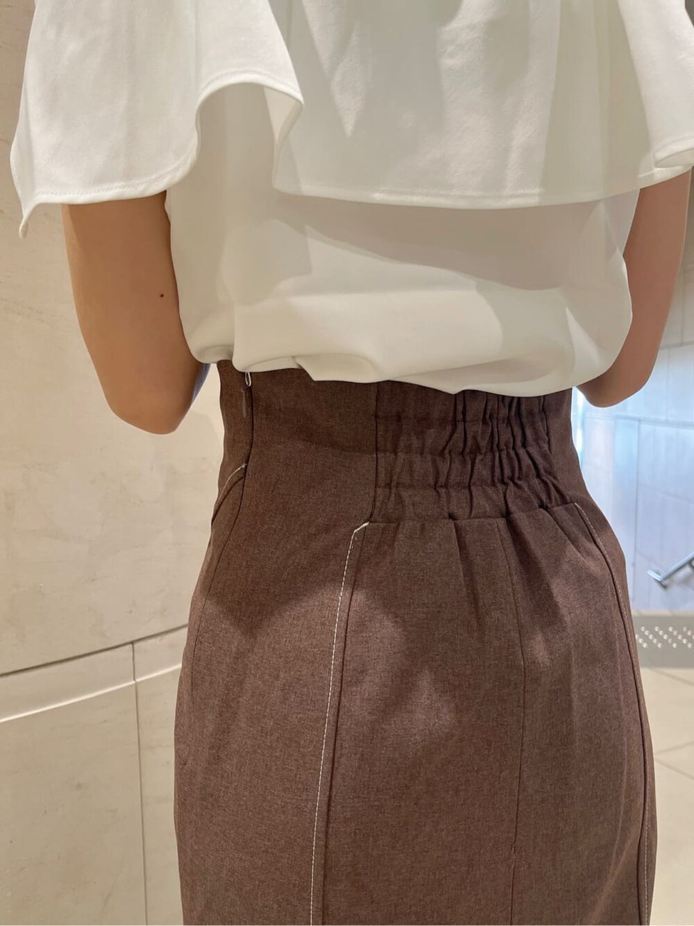 ベージュ系のサンダル、ホワイト系のシャツ/ブラウス、ブラウン系のスカートを着用したレディースの夏コーディネートの7枚目の写真