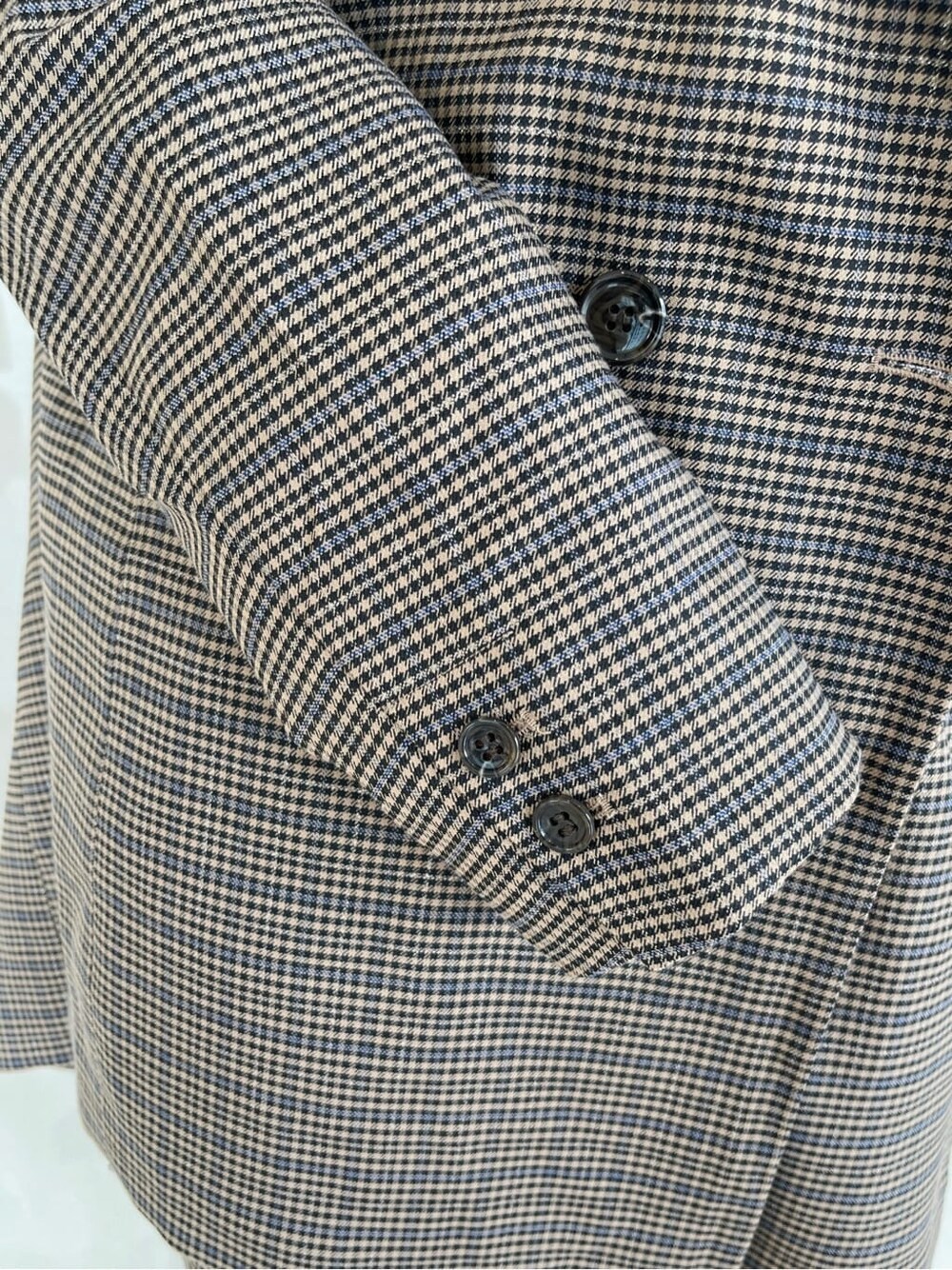 ホワイト系のシャツ/ブラウス、ブルー系のテーラードジャケット、ブルー系のスカートを着用したレディースの秋コーディネートの10枚目の写真