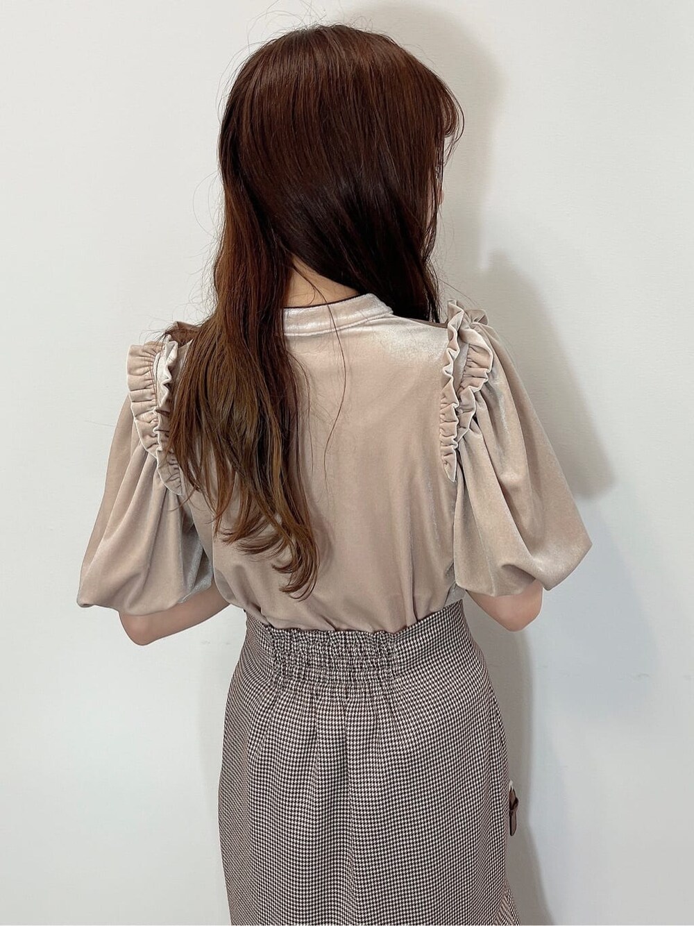 その他のスカート、ベージュ系のブーツ、ベージュ系のTシャツ/カットソーを着用したレディースの夏コーディネートの6枚目の写真