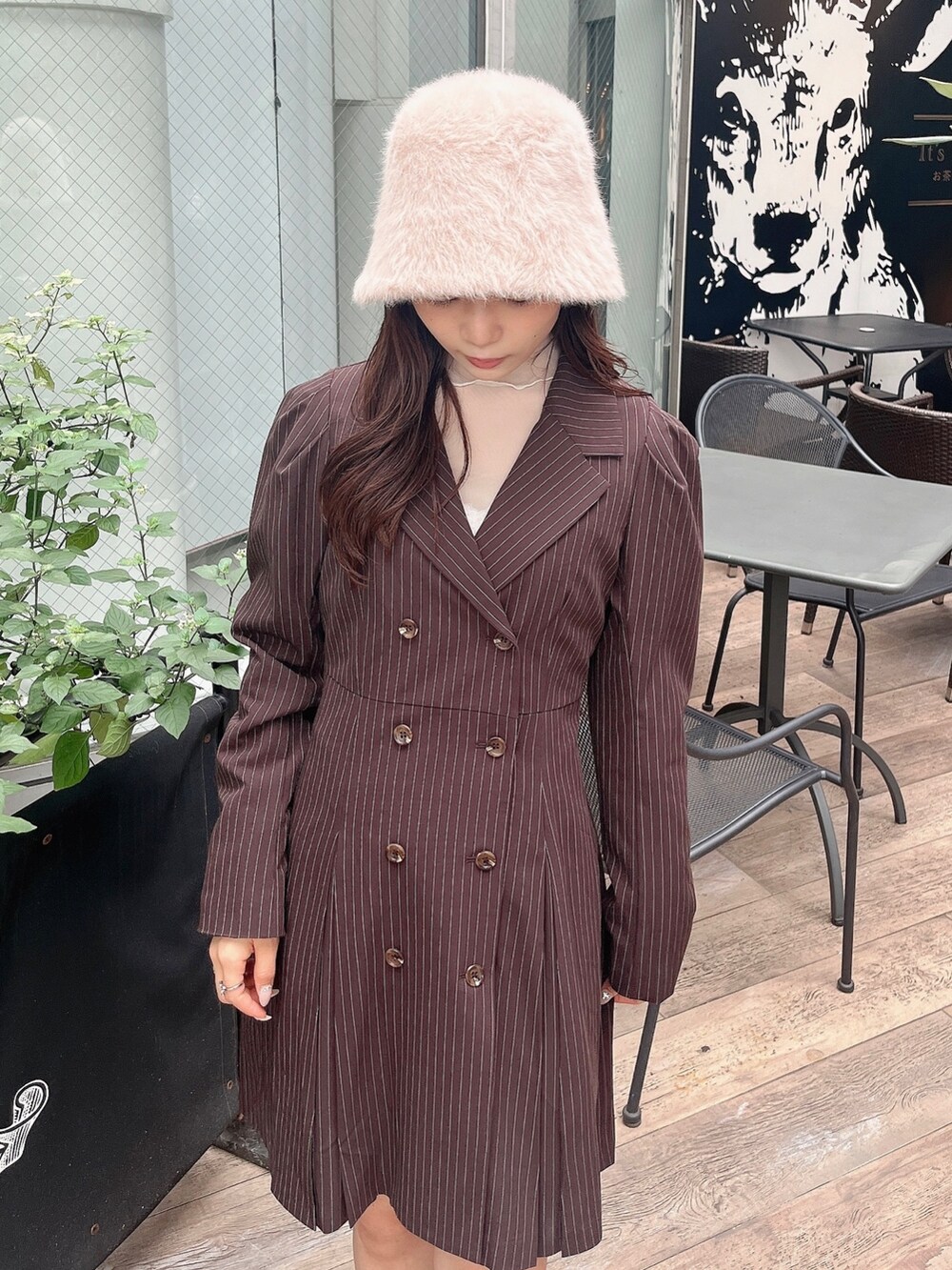 ホワイト系のTシャツ/カットソー、ブラウン系のワンピース、ホワイト系のブーツを着用したレディースの夏コーディネートの10枚目の写真