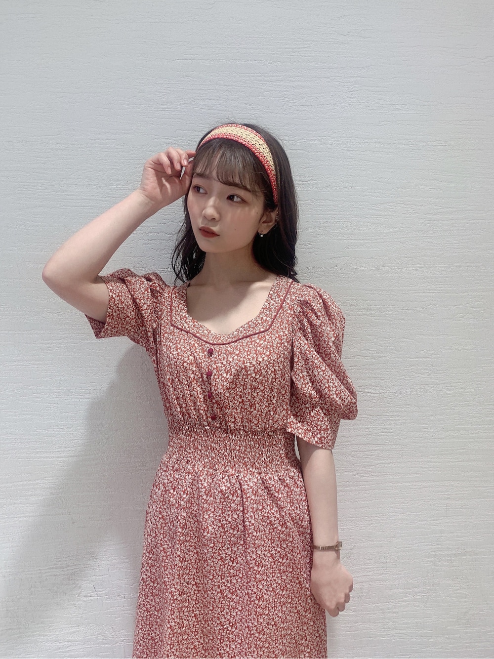 ホワイト系のサンダル、レッド系のワンピース、レッド系のカチューシャを着用したレディースの夏コーディネートの5枚目の写真