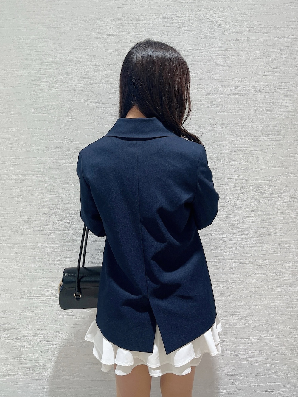 ホワイト系のシャツ/ブラウス、ホワイト系のスカート、ブラック系のバレエシューズを着用したレディースの春コーディネートの8枚目の写真