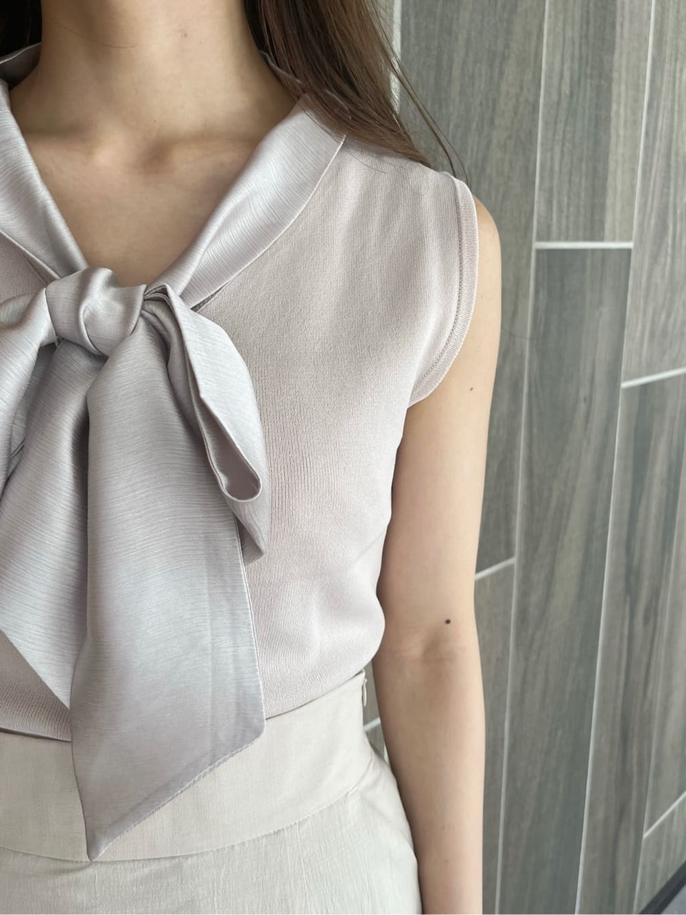 ベージュ系のサンダル、グレー系のニット/セーター、ベージュ系のスカートを着用したレディースの夏コーディネートの7枚目の写真