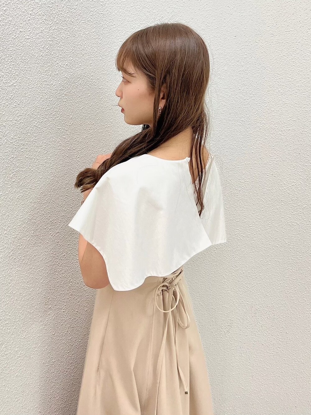 ベージュ系のワンピース、ホワイト系のパンプスを着用したレディースの夏コーディネートの8枚目の写真