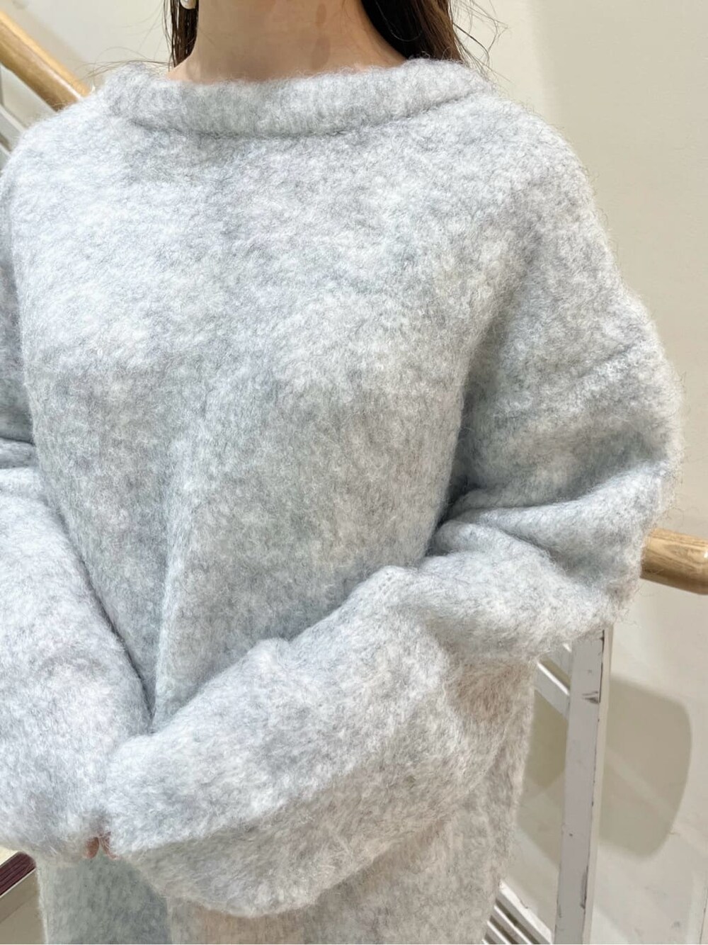 ベージュ系のブーツ、グレー系のニット/セーターを着用したレディースの秋コーディネートの9枚目の写真