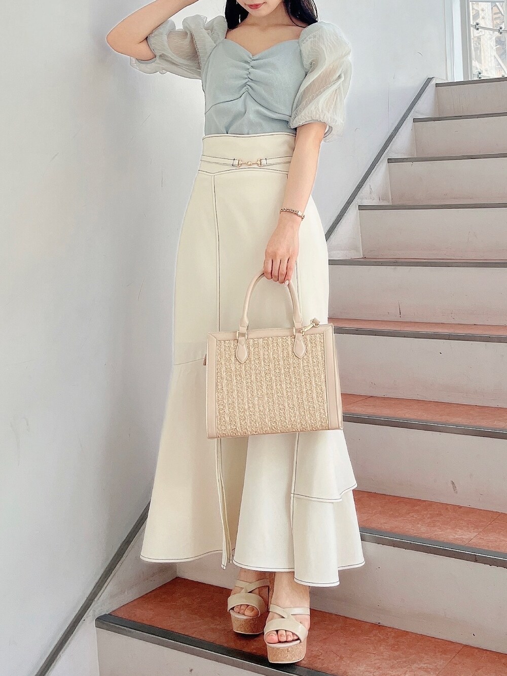 グリーン系のTシャツ/カットソー、ホワイト系のスカート、ホワイト系のサンダルを着用したレディースの春コーディネートの4枚目の写真