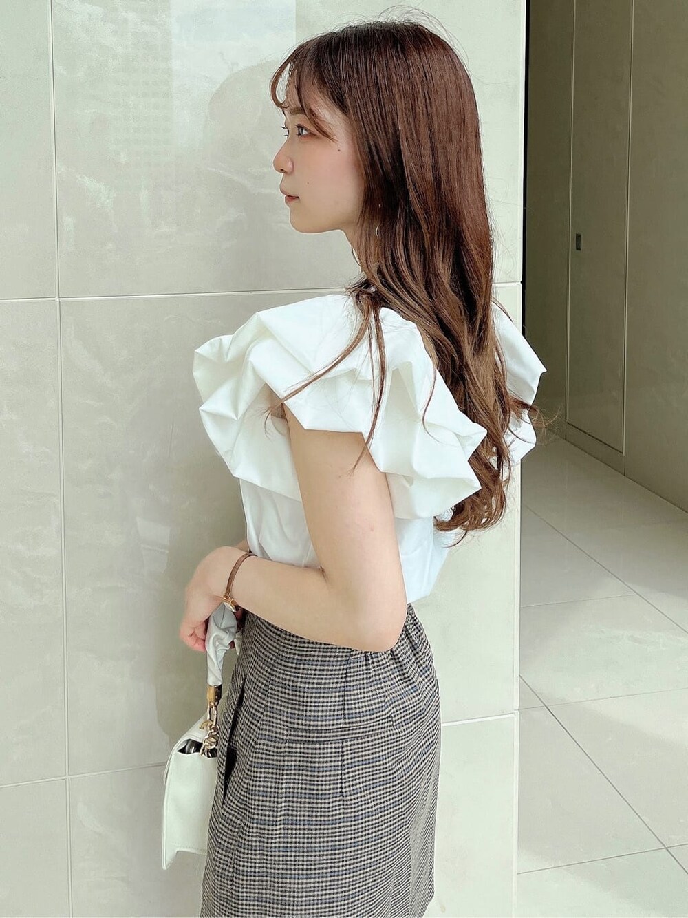 ホワイト系のシャツ/ブラウス、ブルー系のスカート、ブラック系のブーツを着用したレディースの秋コーディネートの7枚目の写真