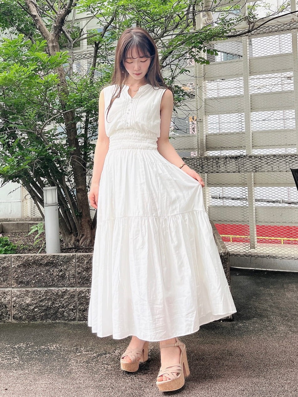 ホワイト系のワンピース、ベージュ系のサンダル、ホワイト系のカーディガン/ボレロを着用したレディースの春コーディネートの5枚目の写真