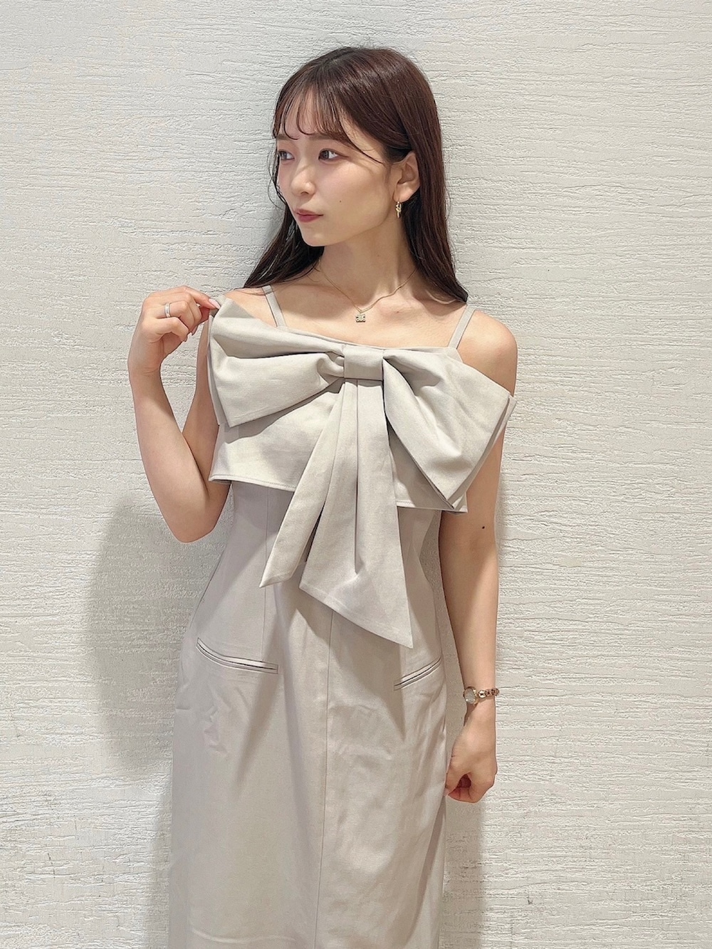 ホワイト系のサンダル、ベージュ系のワンピースを着用したレディースの夏コーディネートの6枚目の写真