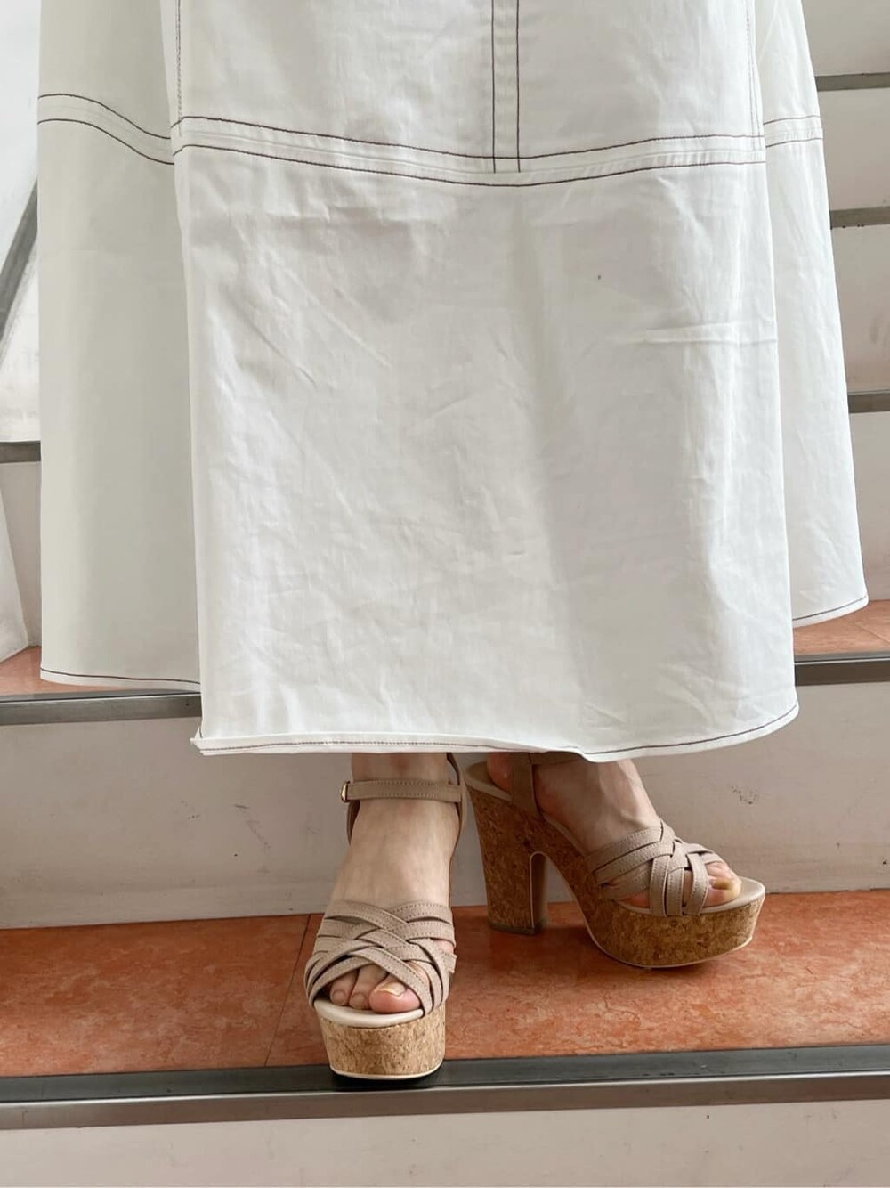 ベージュ系のサンダル、ホワイト系のワンピース、ホワイト系のシャツ/ブラウスを着用したレディースの春コーディネートの10枚目の写真