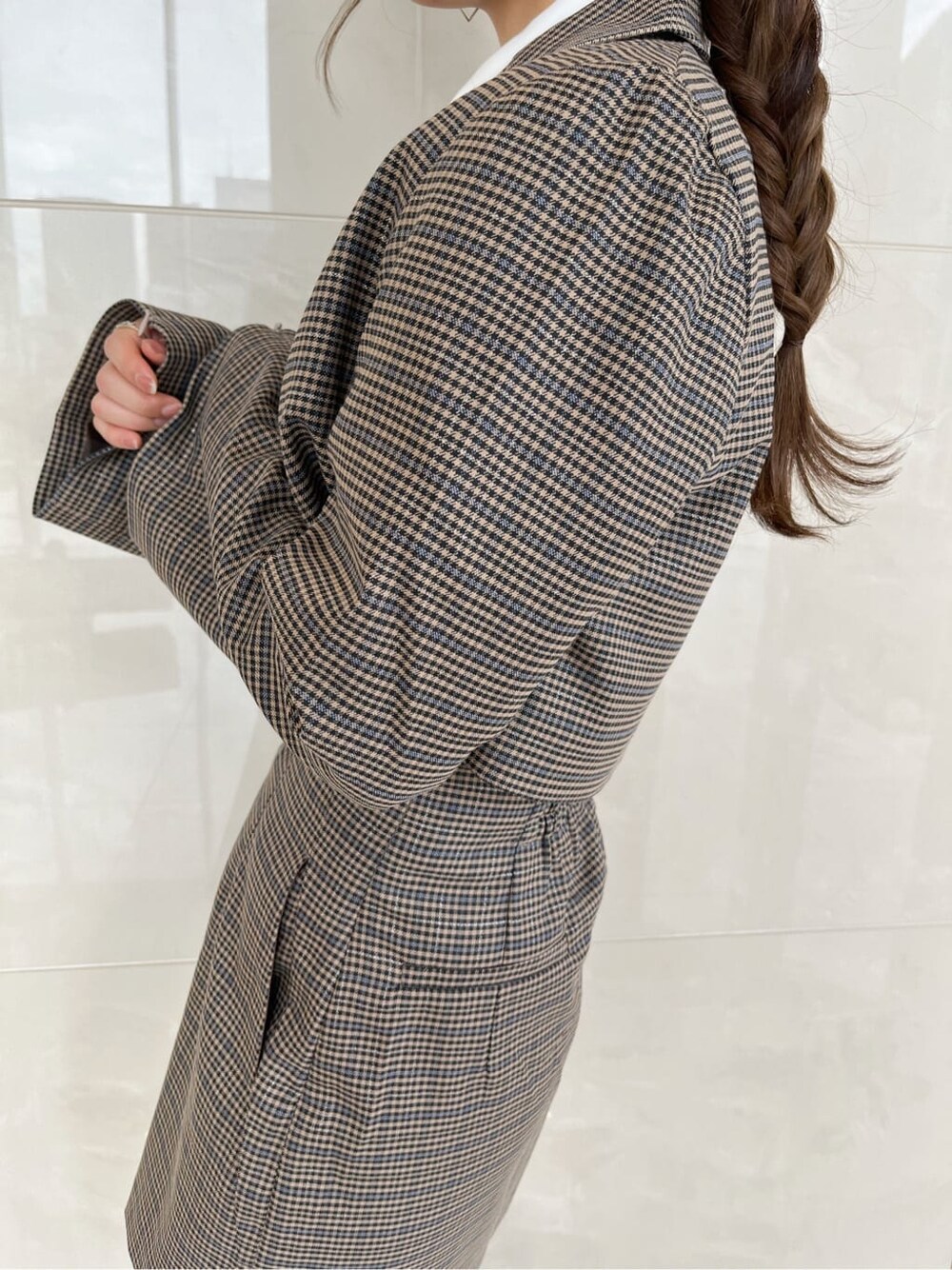 ホワイト系のシャツ/ブラウス、ブルー系のその他アウター、ブルー系のスカートを着用したレディースの秋コーディネートの10枚目の写真