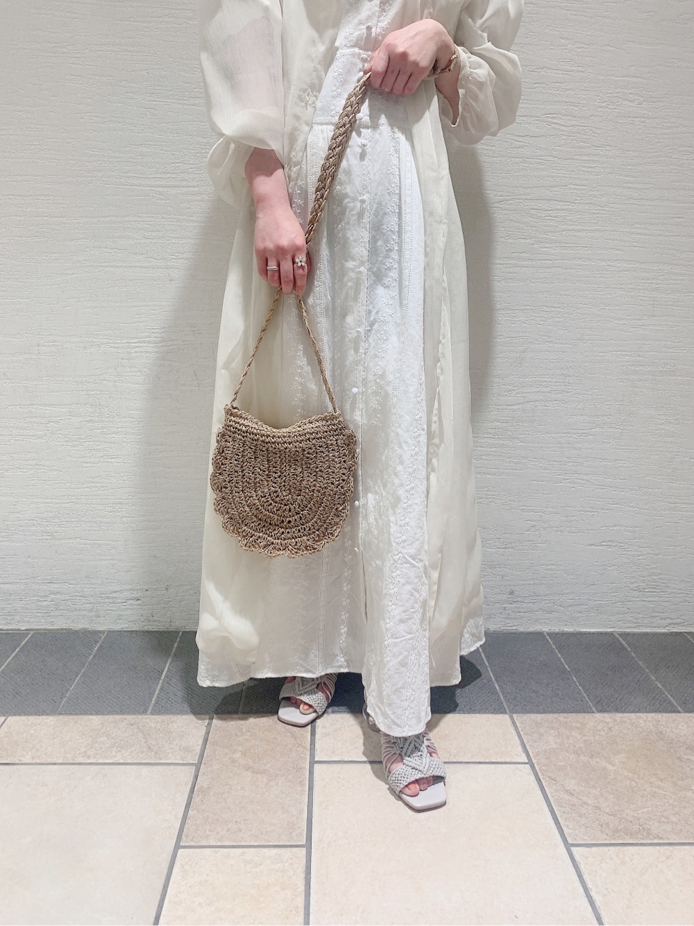 グレー系のサンダル、ホワイト系のシャツ/ブラウス、ホワイト系のワンピースを着用したレディースの春コーディネートの10枚目の写真