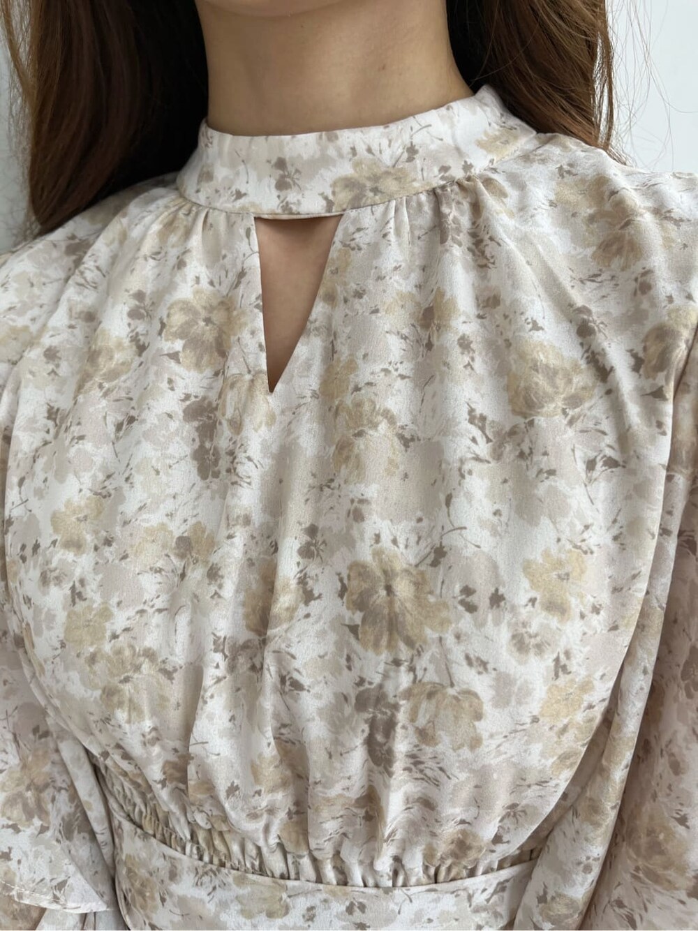 ベージュ系のワンピース、ベージュ系のブーツを着用したレディースの秋コーディネートの7枚目の写真