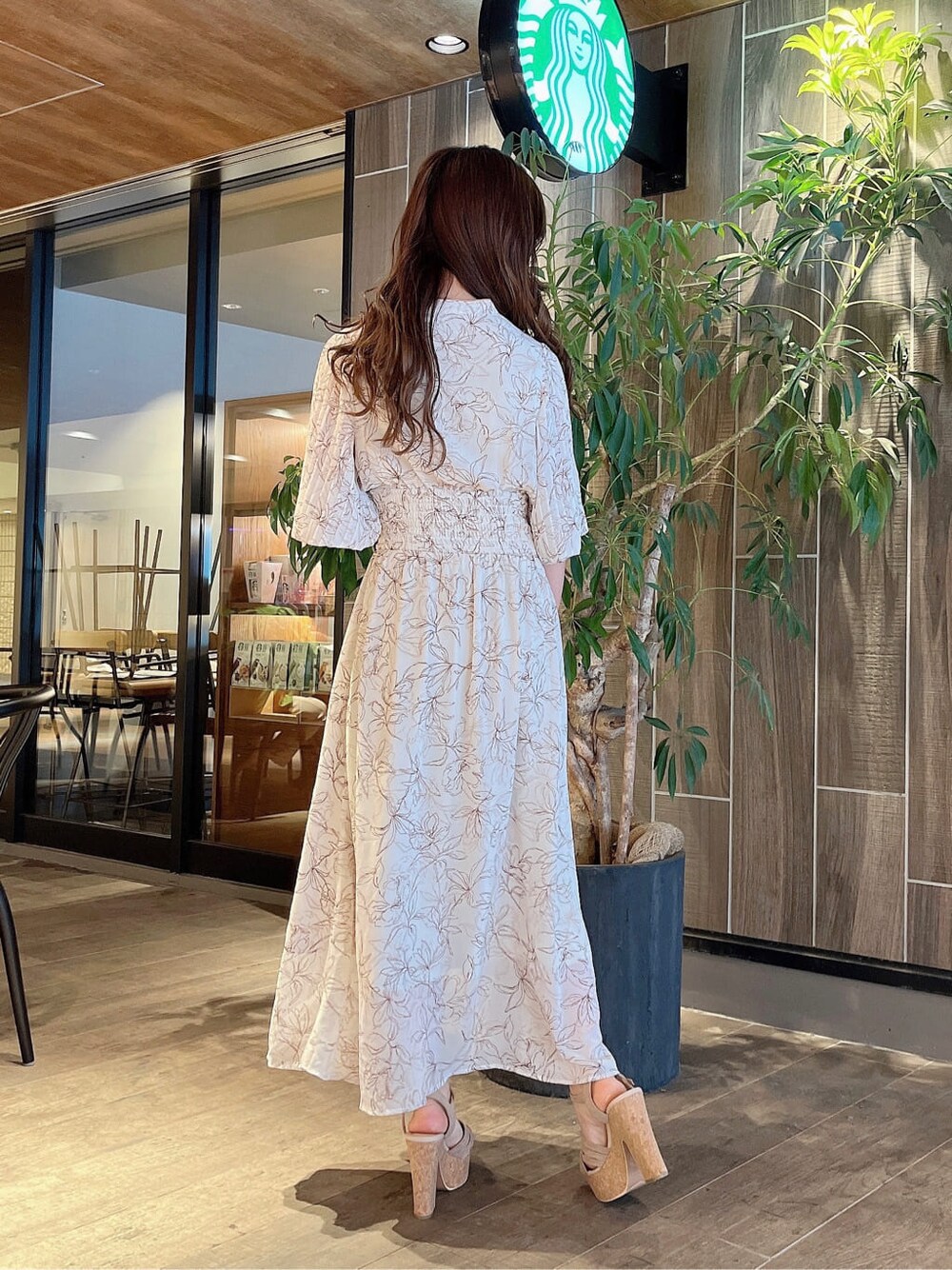 ベージュ系のサンダル、ホワイト系のハンドバッグ、ホワイト系のワンピースを着用したレディースの春コーディネートの3枚目の写真