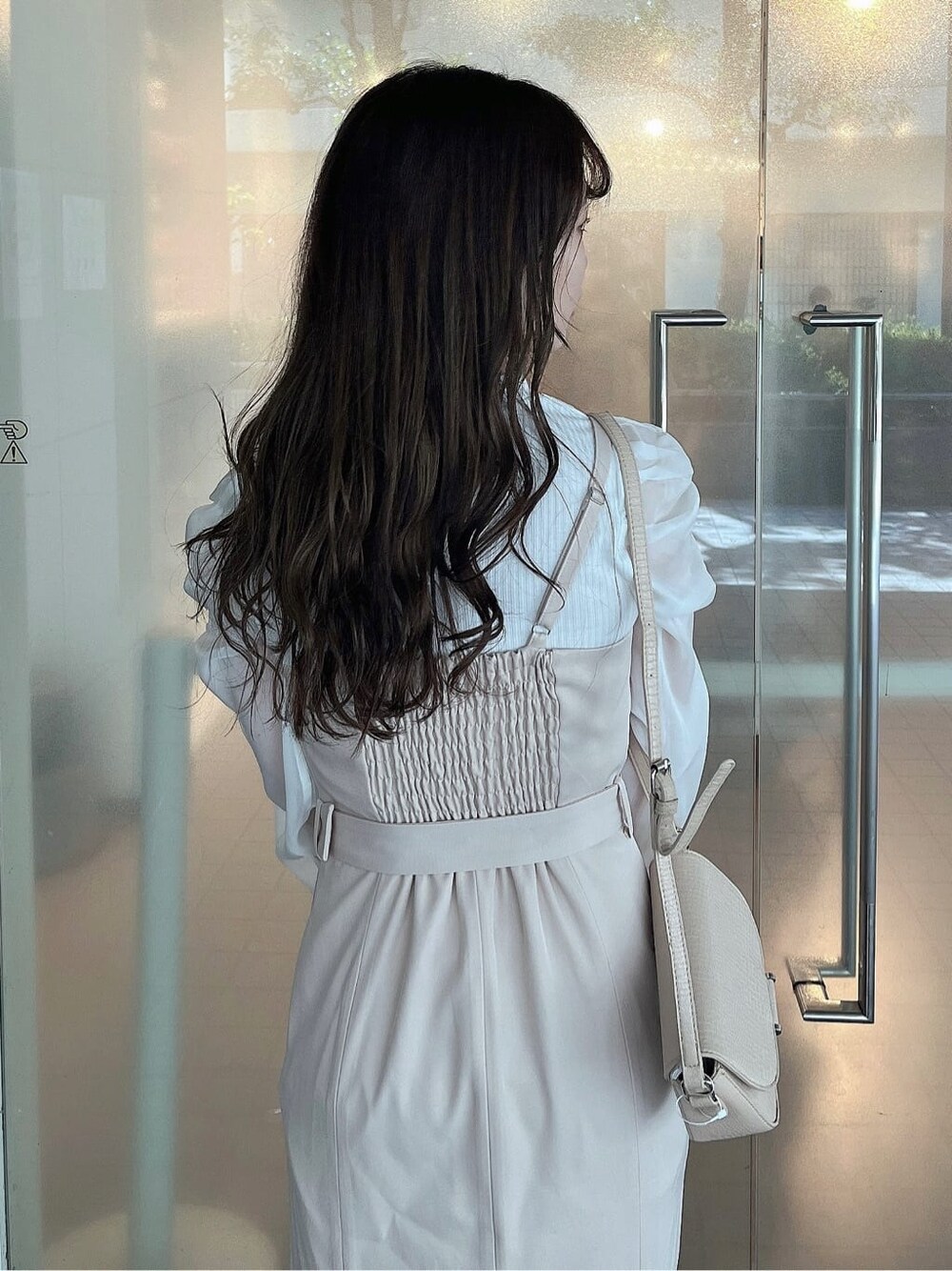 ホワイト系のワンピース、ホワイト系のTシャツ/カットソー、ベージュ系のローファーを着用したレディースの春コーディネートの6枚目の写真