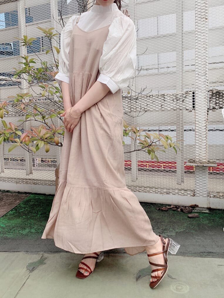 ホワイト系のシャツ/ブラウス、ベージュ系のワンピース、ブラウン系のサンダルを着用したレディースの夏コーディネートの10枚目の写真