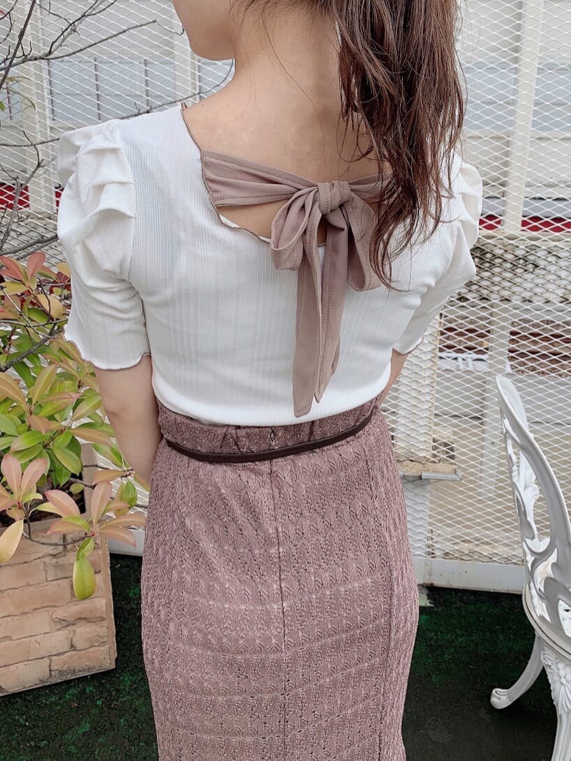 ベージュ系のスカート、ホワイト系のTシャツ/カットソー、ブラウン系のサンダルを着用したレディースの夏コーディネートの8枚目の写真