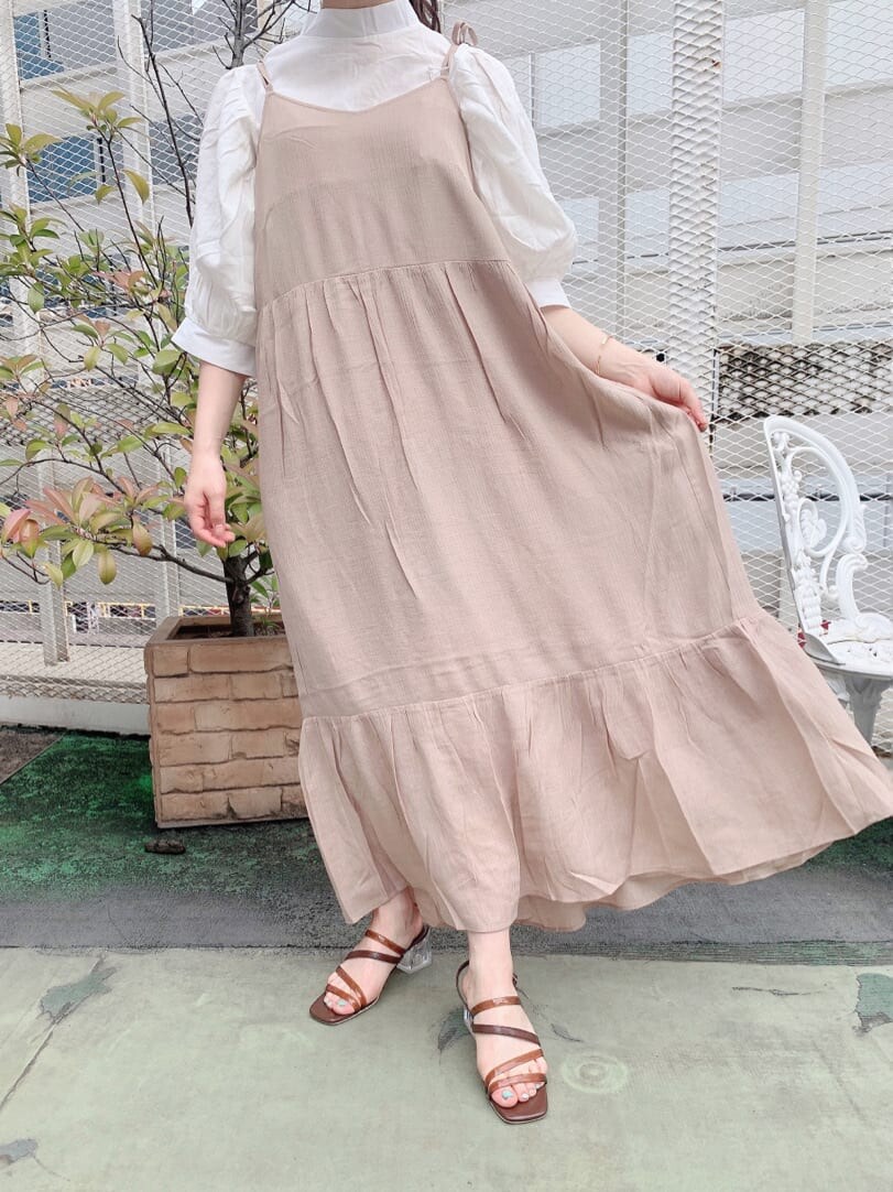 ホワイト系のシャツ/ブラウス、ベージュ系のワンピース、ブラウン系のサンダルを着用したレディースの夏コーディネートの9枚目の写真