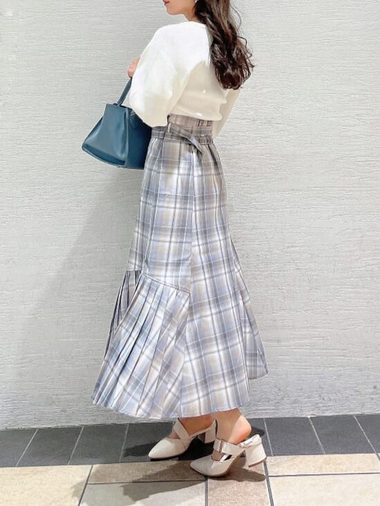 ホワイト系のニット/セーター、ホワイト系のパンプス、その他のスカートを着用したレディースの冬コーディネートの3枚目の写真